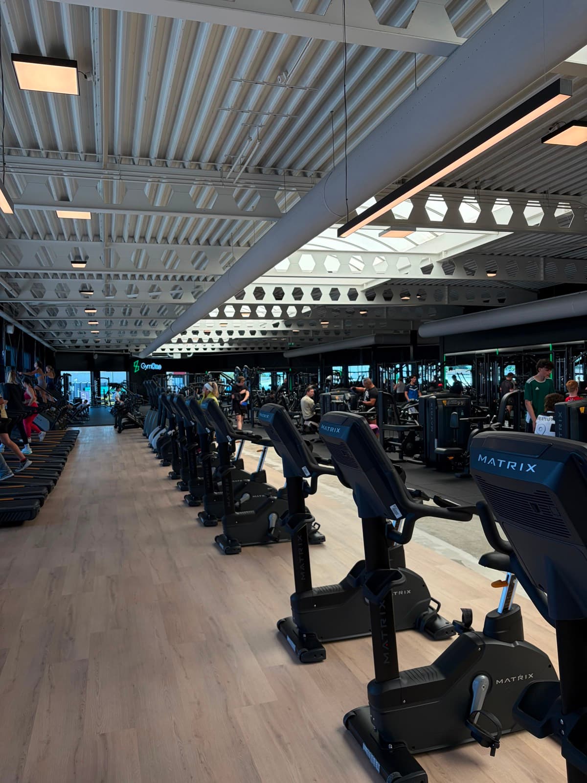 De cardiozone van GymOne Alkmaar met moderne apparatuur